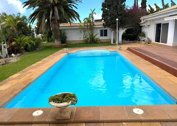 Casa Lilo, En Jardin Grande,con Gran Piscina, Con Pergola Y Barbacoa